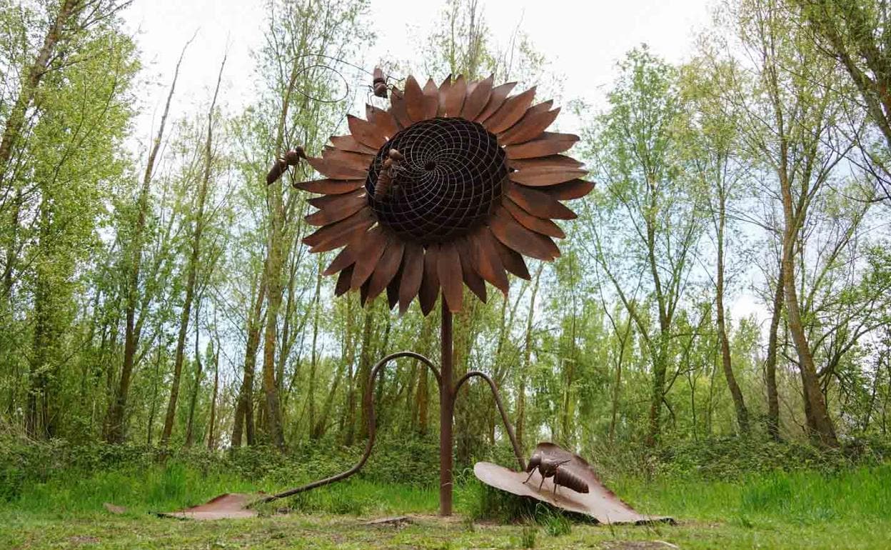 Una de las esculturas del Arte Emboscado de Almenara de Tormes 