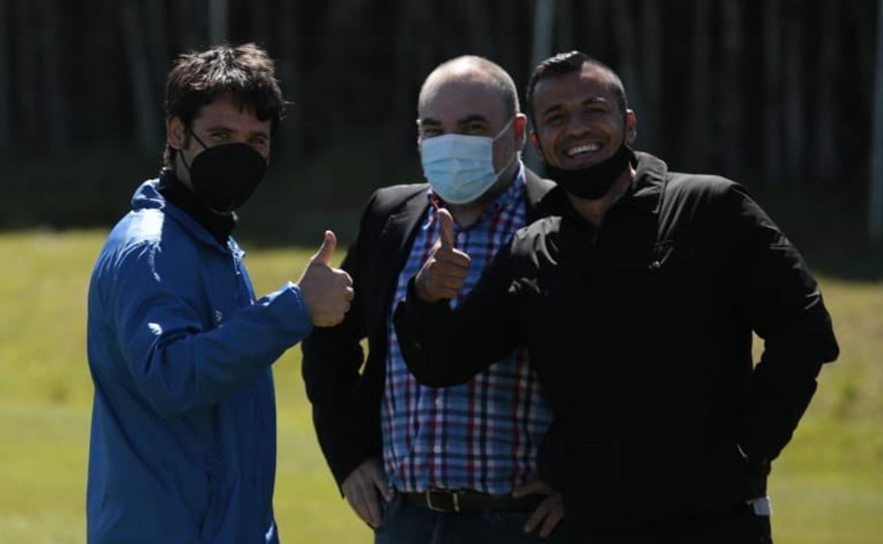 Lolo Escobar, a la izquierda, y Rafa Dueñas, a la derecha posan esta mañana antes del entrenamiento del Salamanca UDS. 