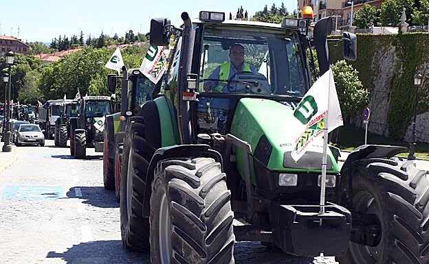 Momento de la caravana de tractores a su paso por Vís Roma.