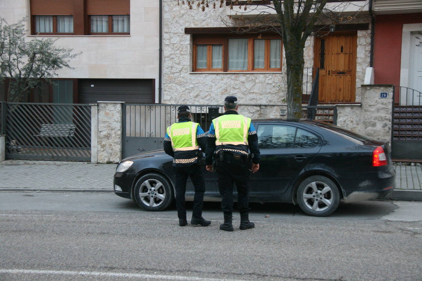 Dos agentes de la Policía Local de Cuéllar.