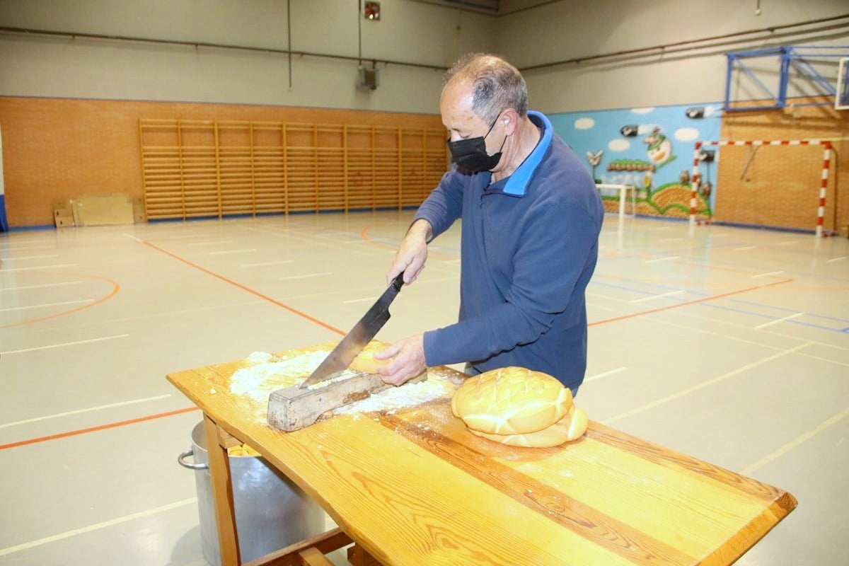 El Ayuntamiento de Torquemada repartió más de ochocientas raciones de pan y quesillo