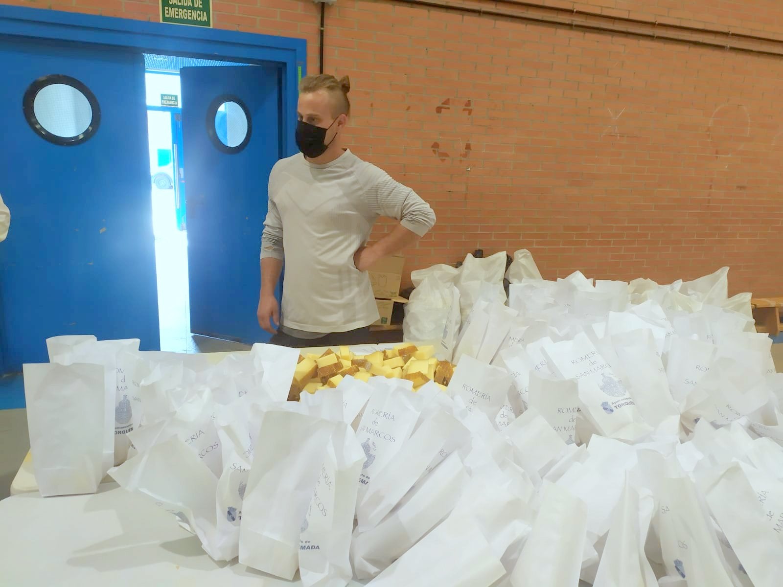 El Ayuntamiento de Torquemada repartió más de ochocientas raciones de pan y quesillo