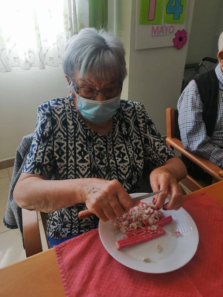 Un grupo de mayores de Adanda de Duero colaboran en la preparación de un canapé.