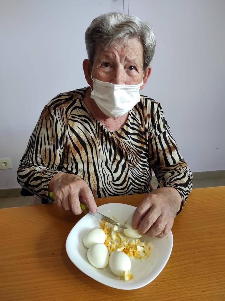 Un grupo de mayores de Adanda de Duero colaboran en la preparación de un canapé.