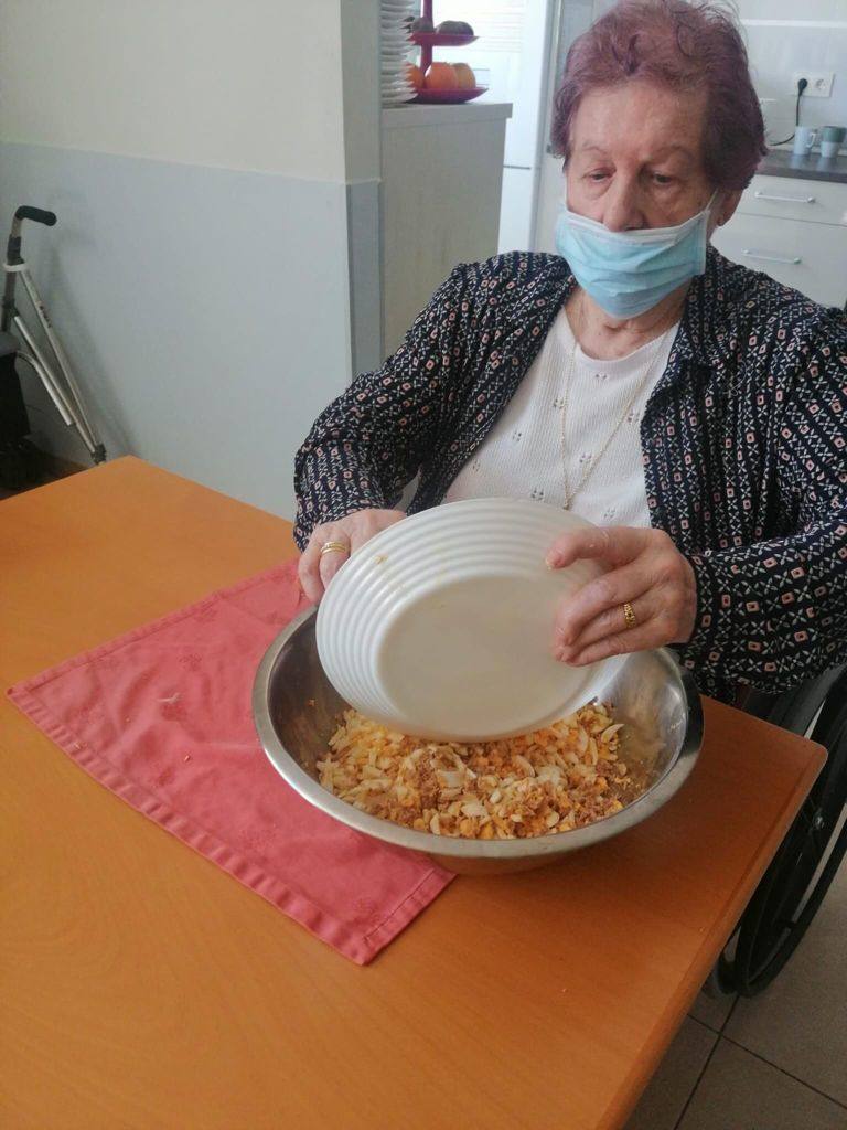 Un grupo de mayores de Adanda de Duero colaboran en la preparación de un canapé.