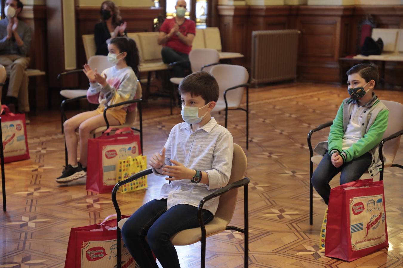Fotos: Entrega de los premios de concurso de dibujo infantil &#039;Decora tu porta-mascarillas&#039;