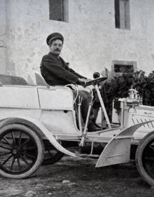 Imagen secundaria 2 - Arriba, su vehículo preferido, el Lancia Lambda. También amaba las lanchas. Al lado, en 1903, en su Clement Bayard..