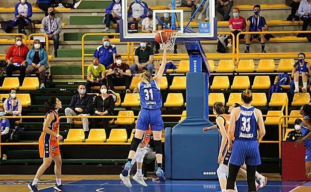 Bella anota una canasta en el final de Liga 