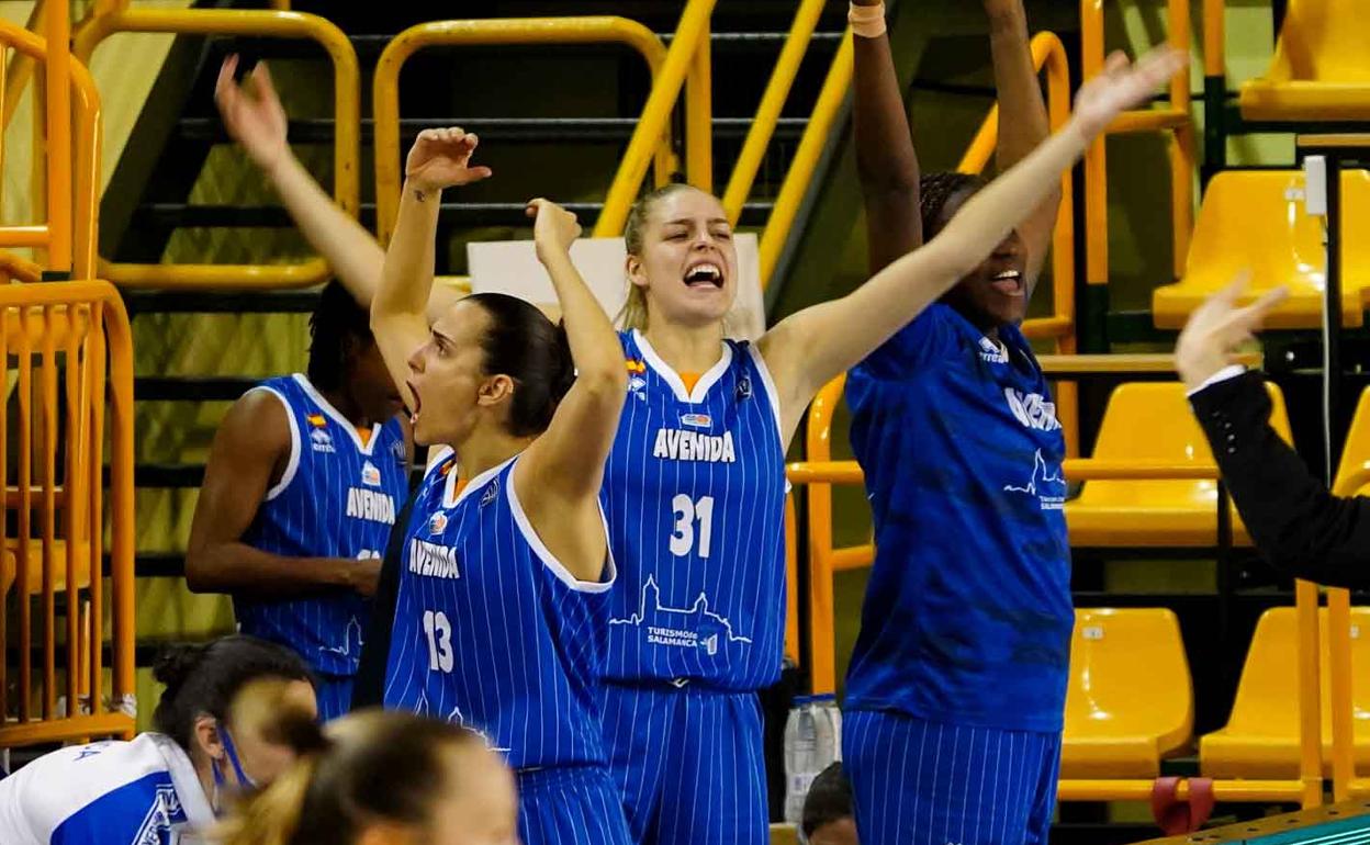 Bella Alarie celebra una canasta en el último partido de de Liga 