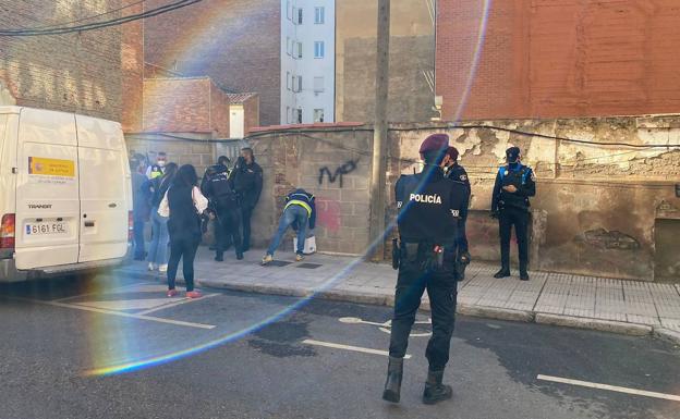 Efectivos policiales en la zona en la que se ha localizado el cuerpo. 