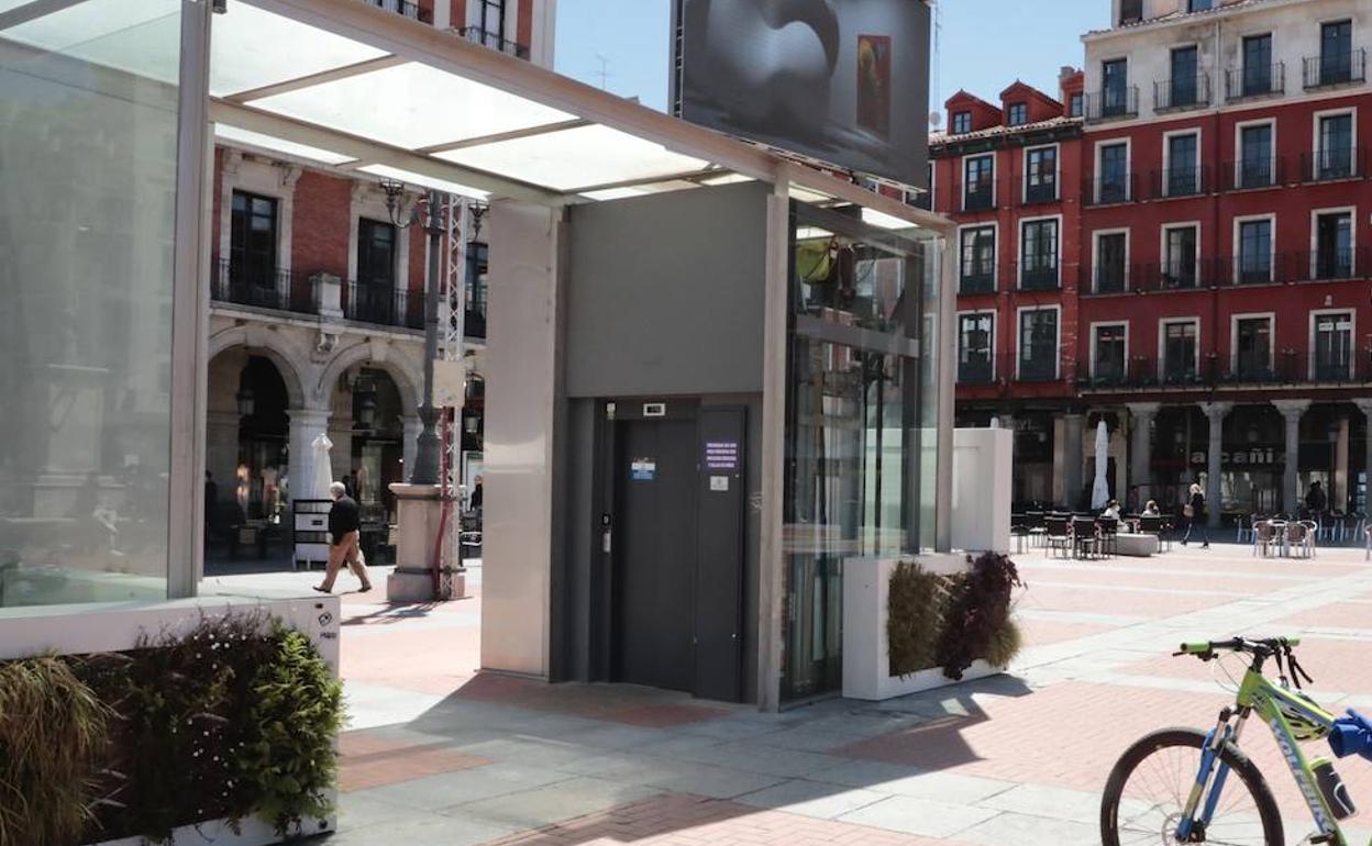 Estructura exterior del ascensor del aparcamiento de la Plaza Mayor.