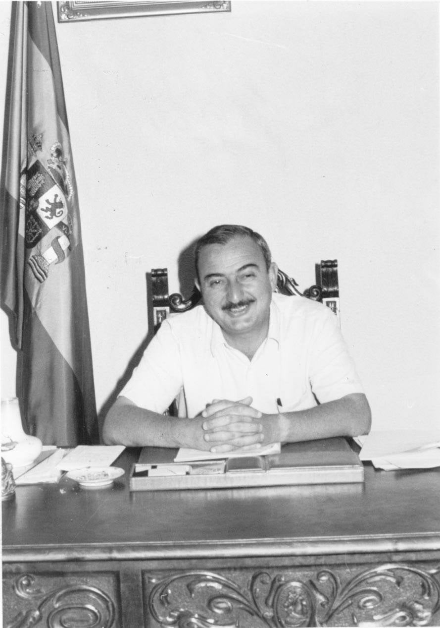 Felipe Suárez, en su despacho del Ayuntamiento durante su etapa como alcalde de Cuéllar.