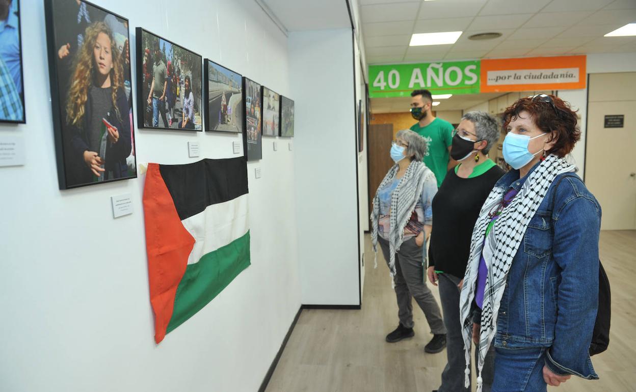 Henar Redondo, Elena Fraile, Pilar Cea y Daniel Conde, en la exposición fotográfica que puede verse en la calle Vega, 18. 