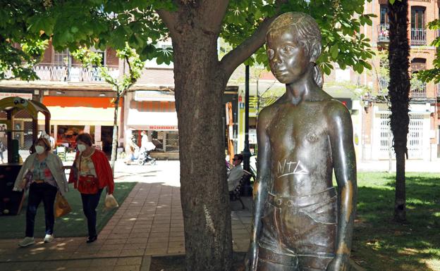 Imagen principal - Grafitis en San Juan y el parque de la Paz. Y cómo los setos impiden ver bien la escultura de la avenida de Palencia. S. B. 