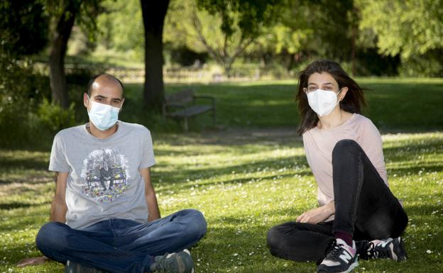 Yusef y Yasmín, hermanos con raíces palestinas, en un parque de Huerta del Rey. 