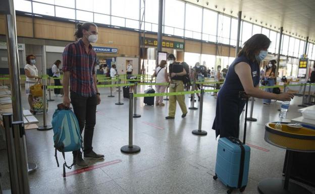 Viajeros en las instalaciones del aeropuerto vallisoletano. 