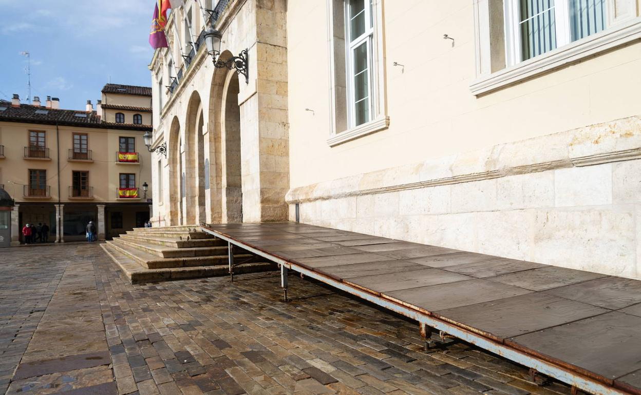Rampa provisional en la fachada del Ayuntamiento.