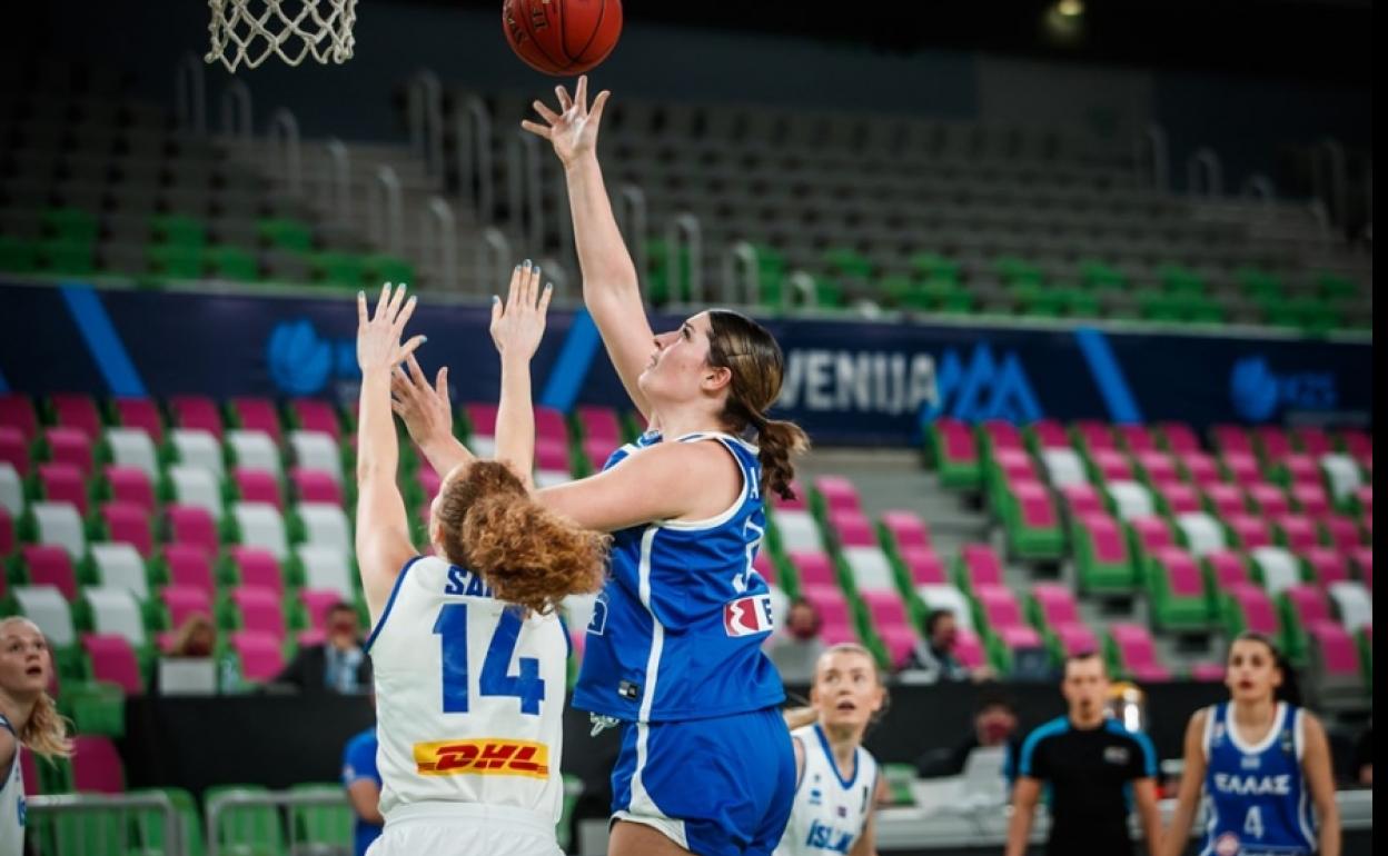 Mariella Fasaoula, con la camiseta de la selección griega.