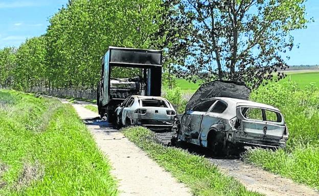 Estado en el que quedaron los tres vehículos tras el incendio. 