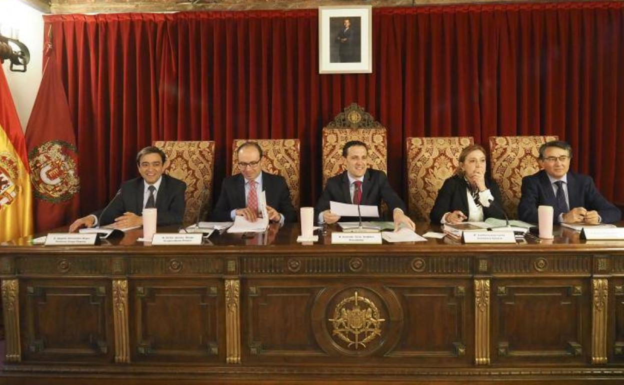 Conrado Íscar, preside un pleno de la Diputación. 