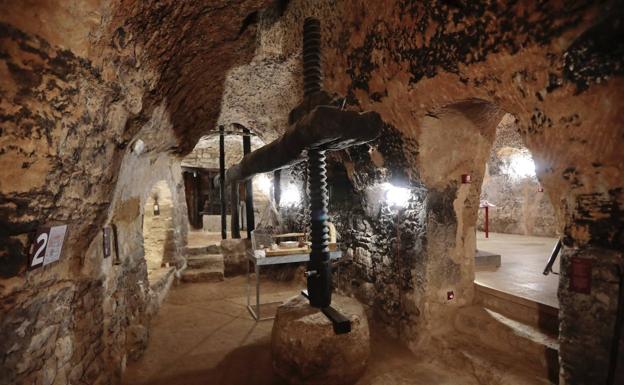 Imagen principal - Centro de Interpretación del vino de Mucientes. Arriba, el lagar restaurado del siglo XVI. Abajo, un pozo y una bomba de trasegar. 