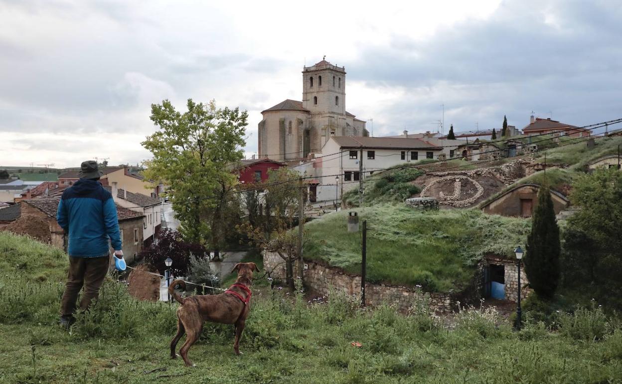 Vista de la iglesia desde el barrio de bodegas en el Cuarto de San Pedro, en el municipio de Mucientes. 