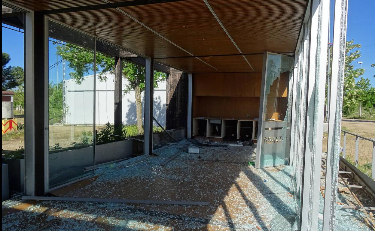 Cristaleras destrozadas en la antigua ecoterraza que servía de oficina en las instalaciones de Pingüinos.