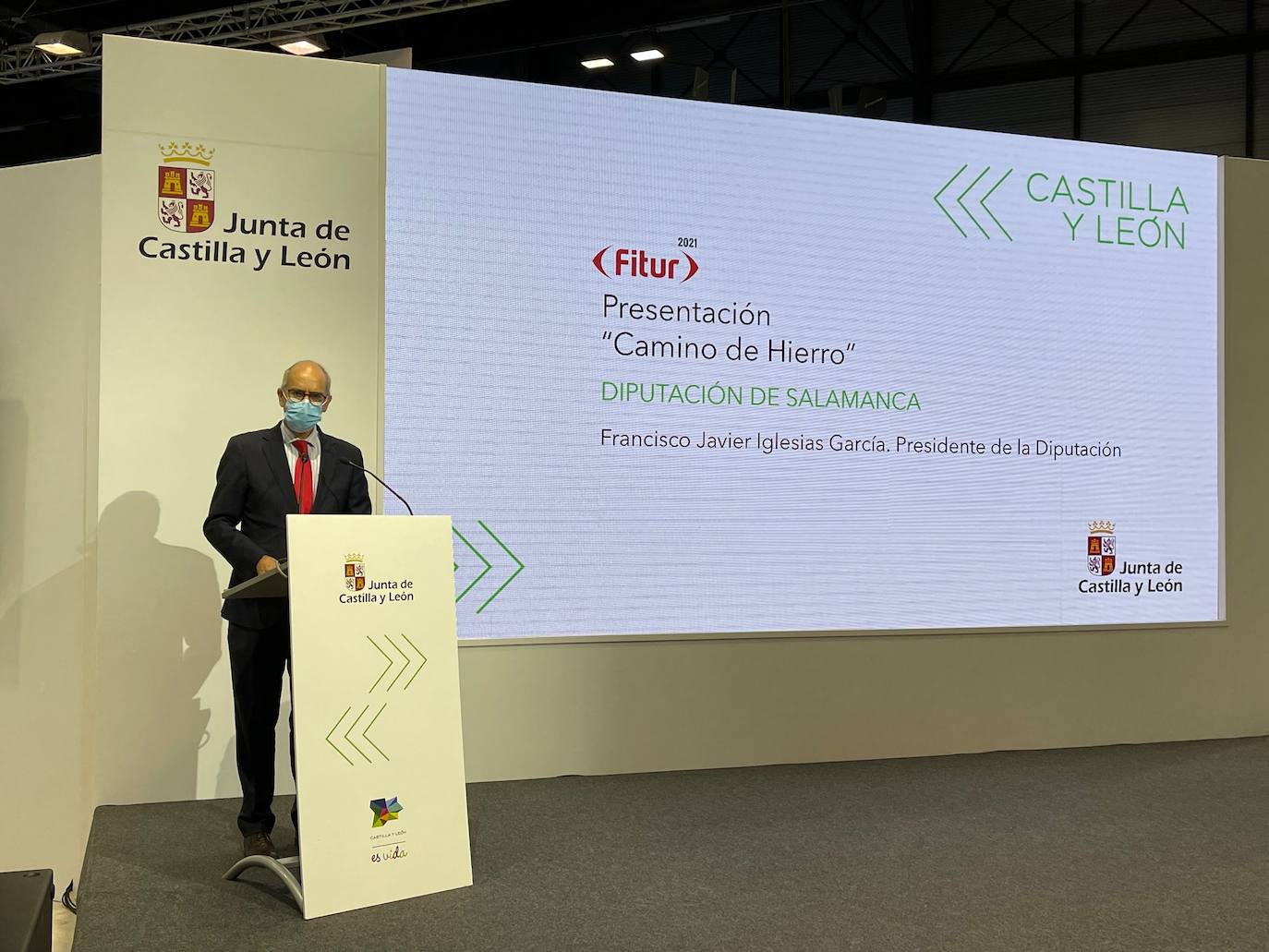 El presidente de la Diputación de Salamanca, Javier Iglesias, ha presentado hoy el Camino de Hierro en Fitur.