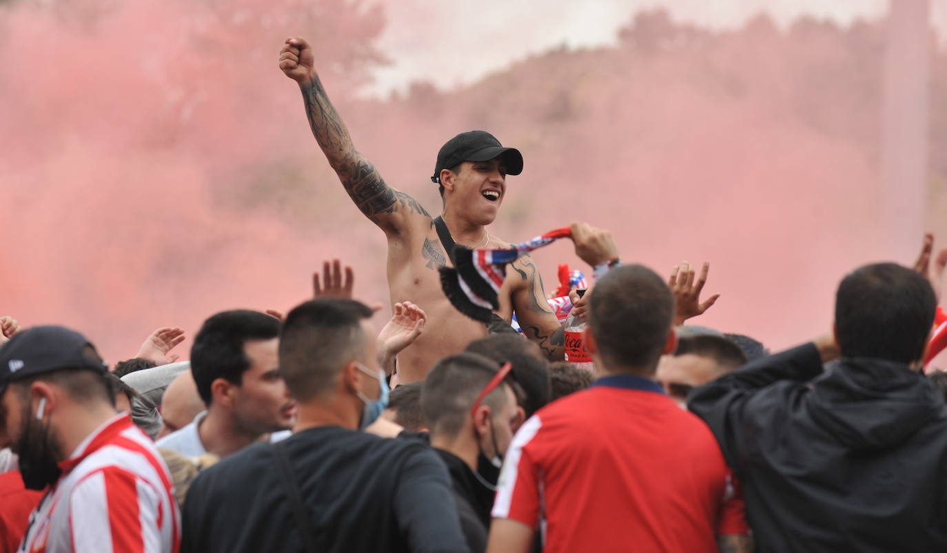 Fotos: La afición del Atlético de Madrid toma el exterior del Estadio José Zorrilla