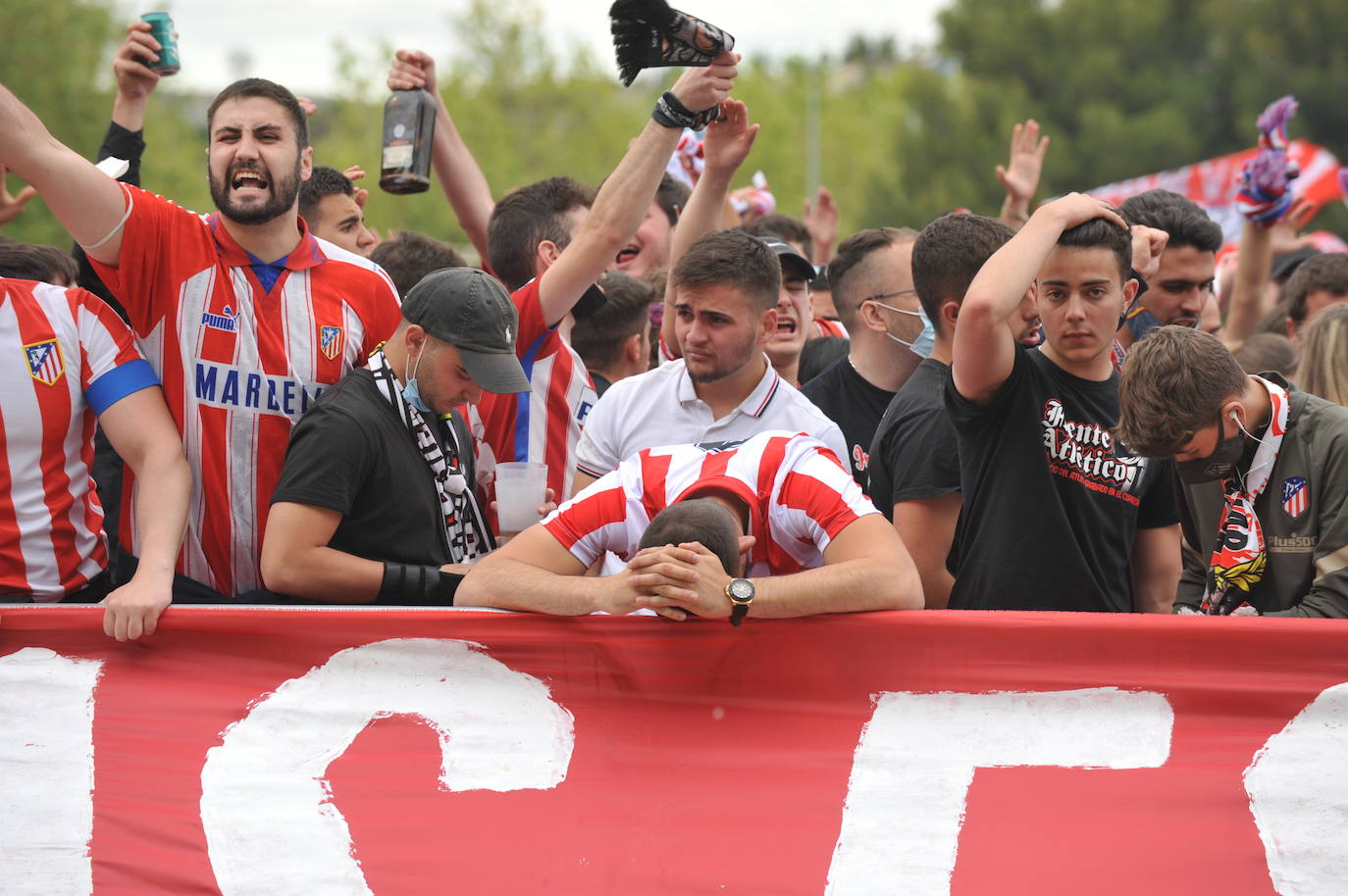 Fotos: La afición del Atlético de Madrid toma el exterior del Estadio José Zorrilla