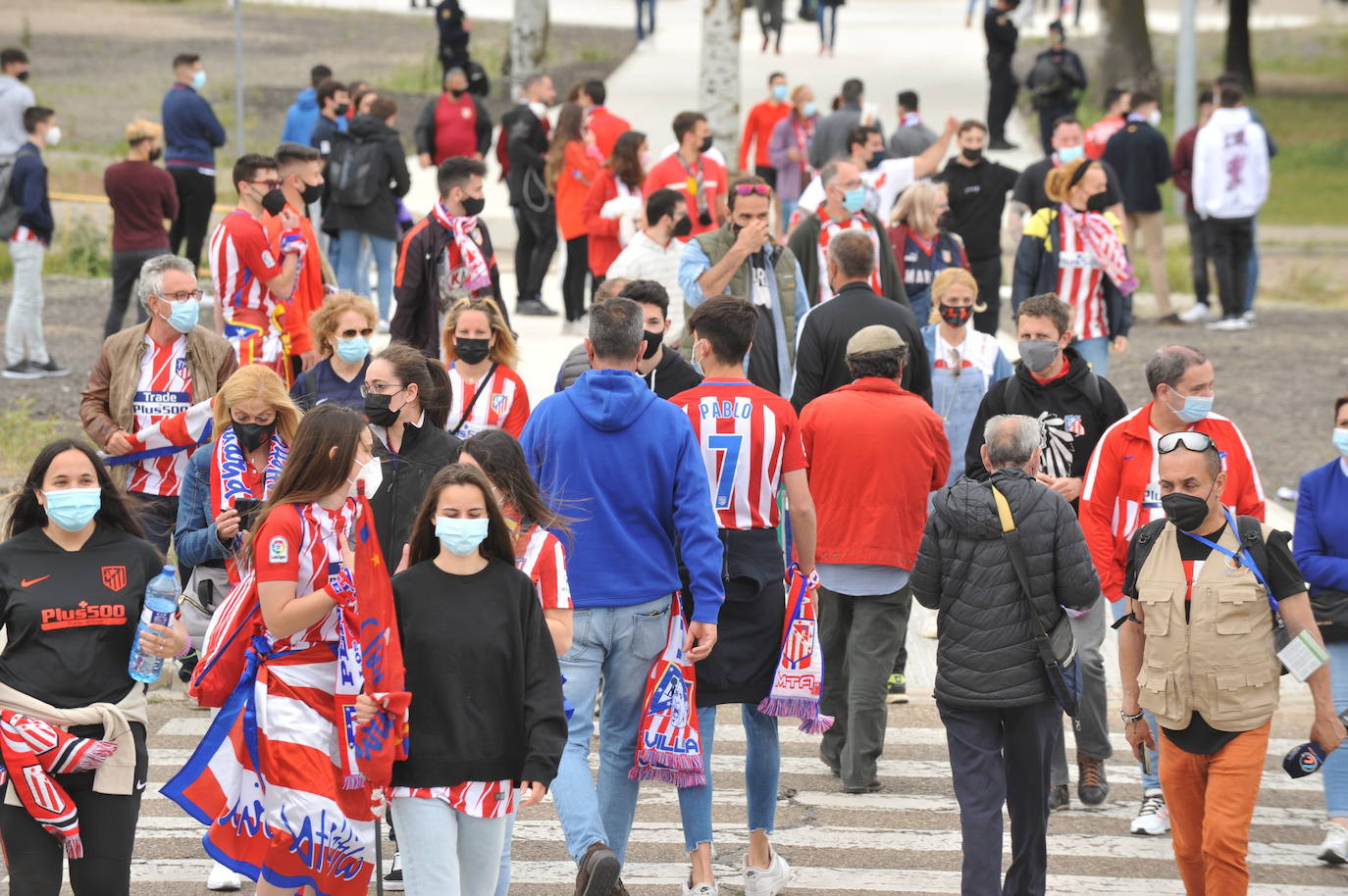 Fotos: La afición del Atlético de Madrid toma el exterior del Estadio José Zorrilla