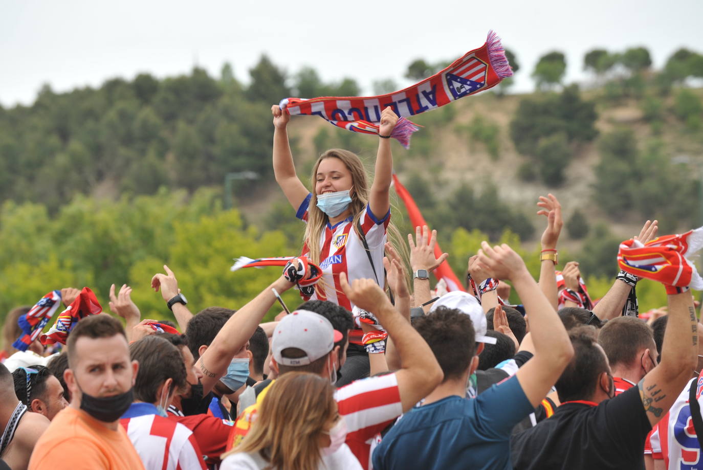 Fotos: La afición del Atlético de Madrid toma el exterior del Estadio José Zorrilla