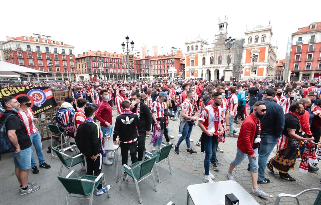 Fotos: La afición del Atlético de Madrid toma Valladolid