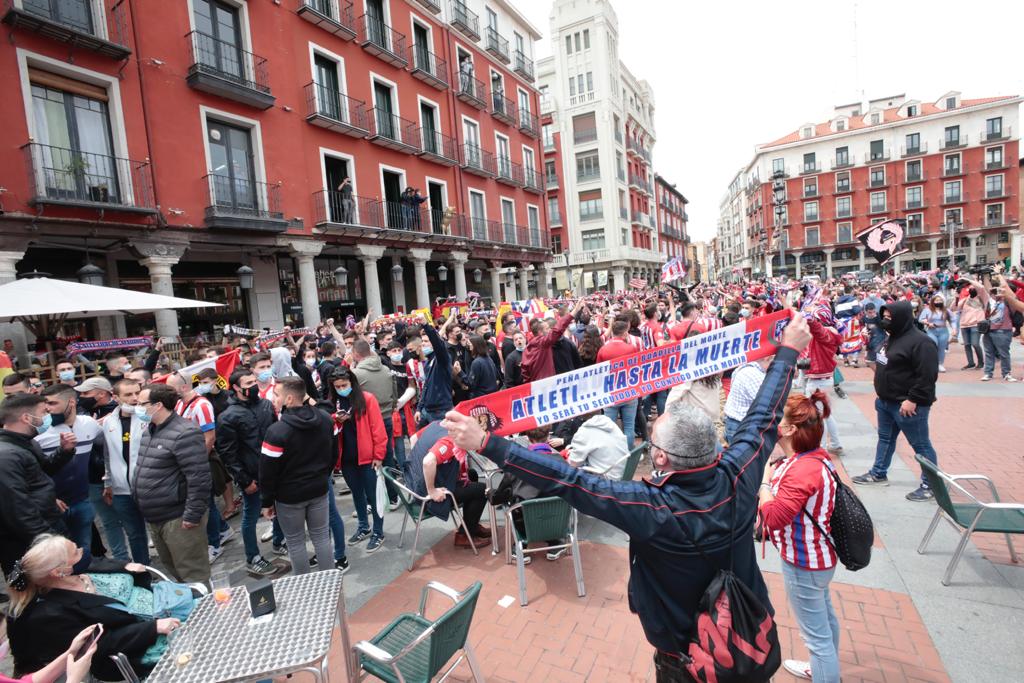 Fotos: La afición del Atlético de Madrid toma Valladolid