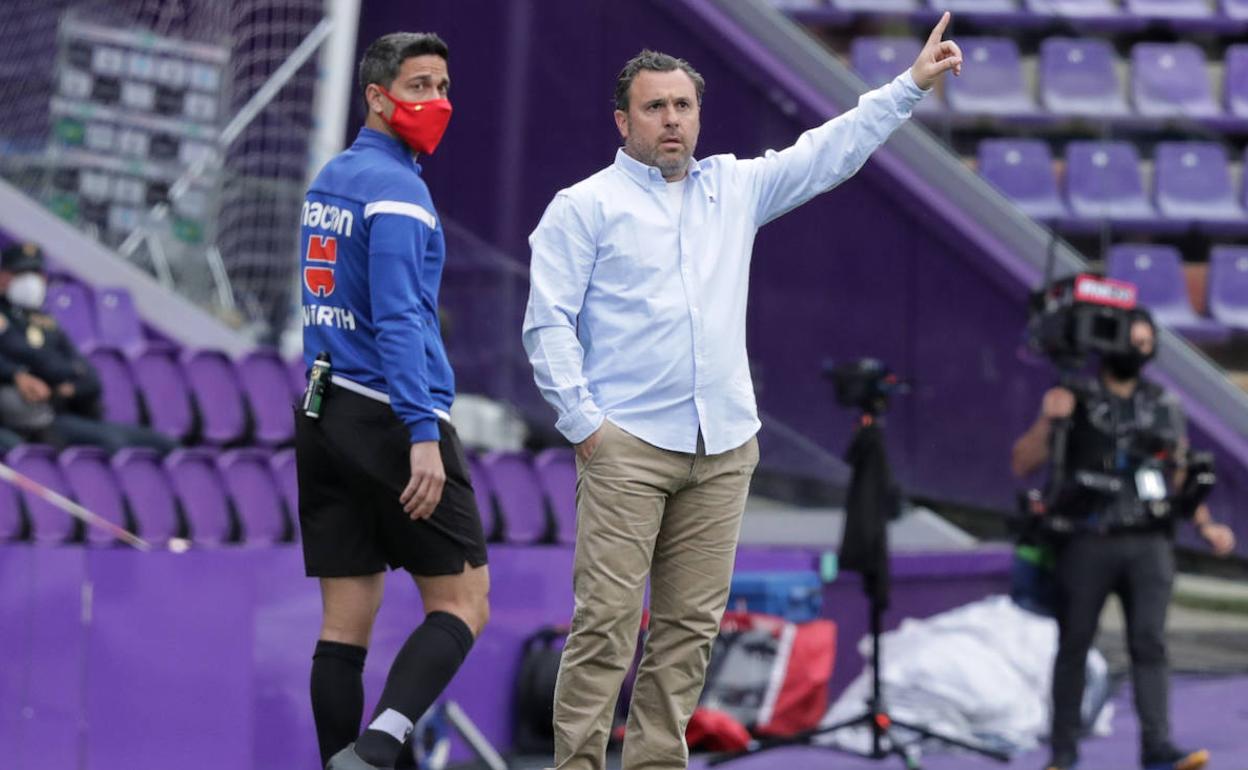 El técnico del Real Valladolid, Sergio González, durante el encuentro con el Atlético. 