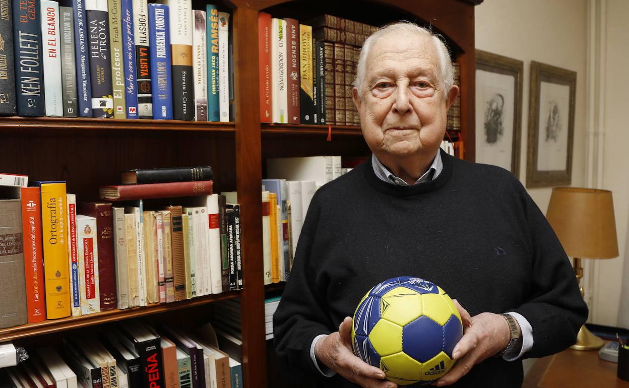 Antonio Hermoso, en su domicilio, con una pelota de balonmano, con motivo del galardón del deporte paletnino, en 2018.