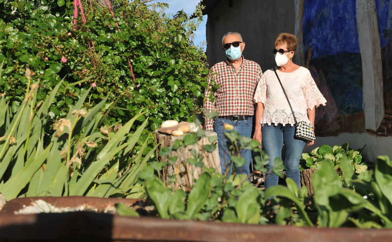 Ángel y Pilar, vecinos de Vitoria, pasean por la localidad vallisoletana de San Pelayo, donde llegaron hace unos días. 