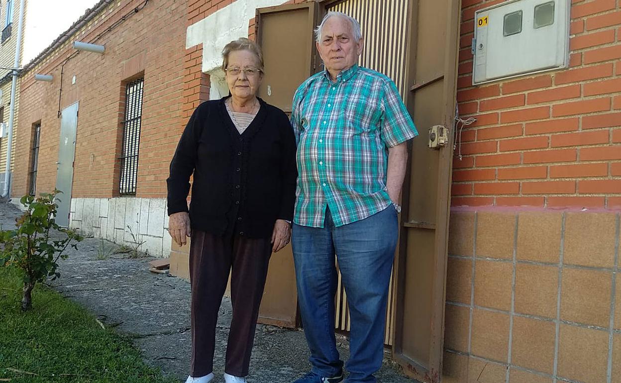 Bernardo y Ramona, frente a su casa de Mota. 