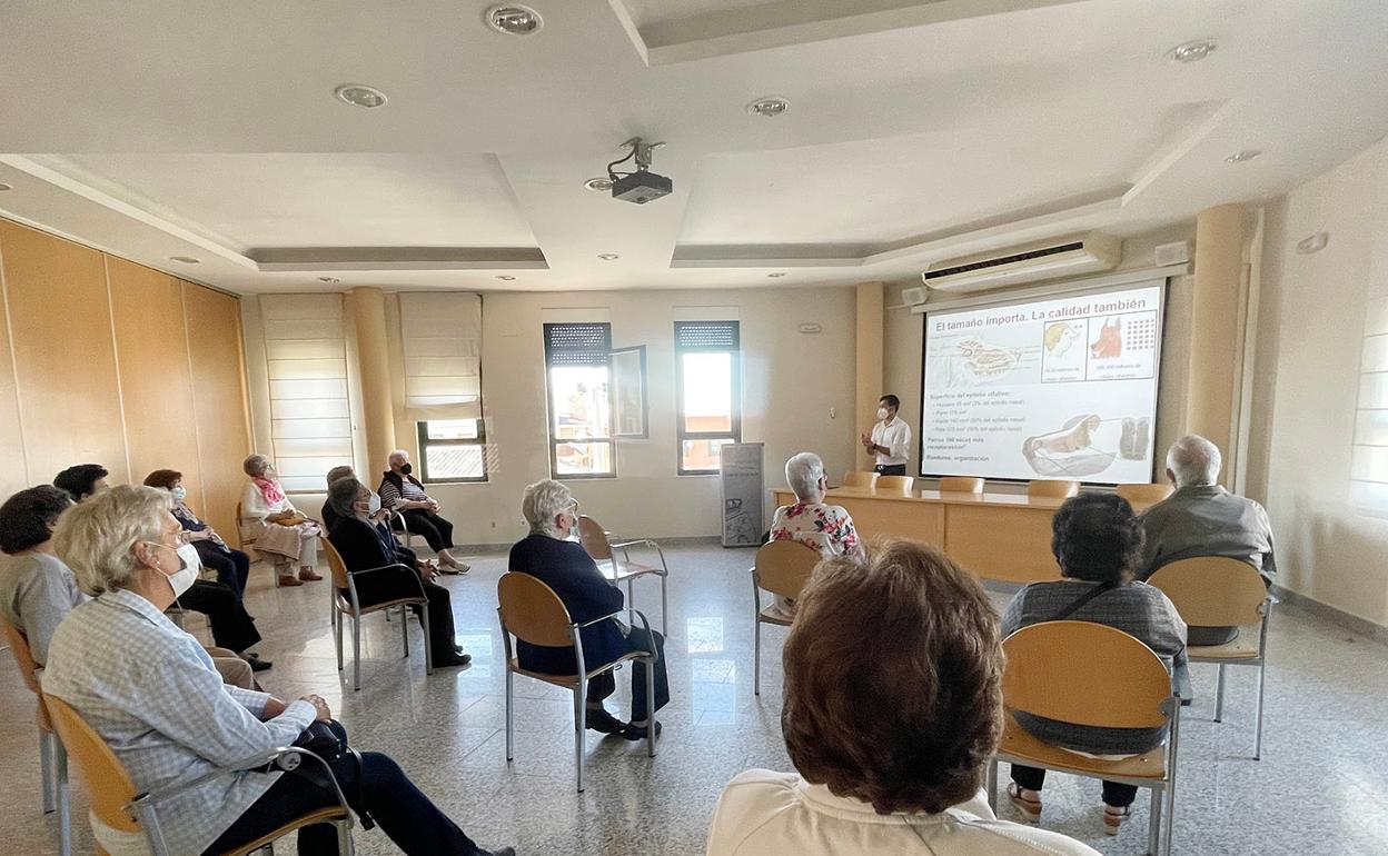 Participantes en la primera ponencia del programa.