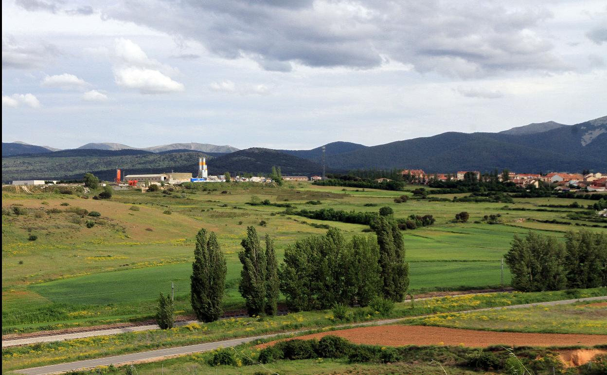 Terrenos del sector Prado del Hoyo, con las vías del tren en la parte inferior.