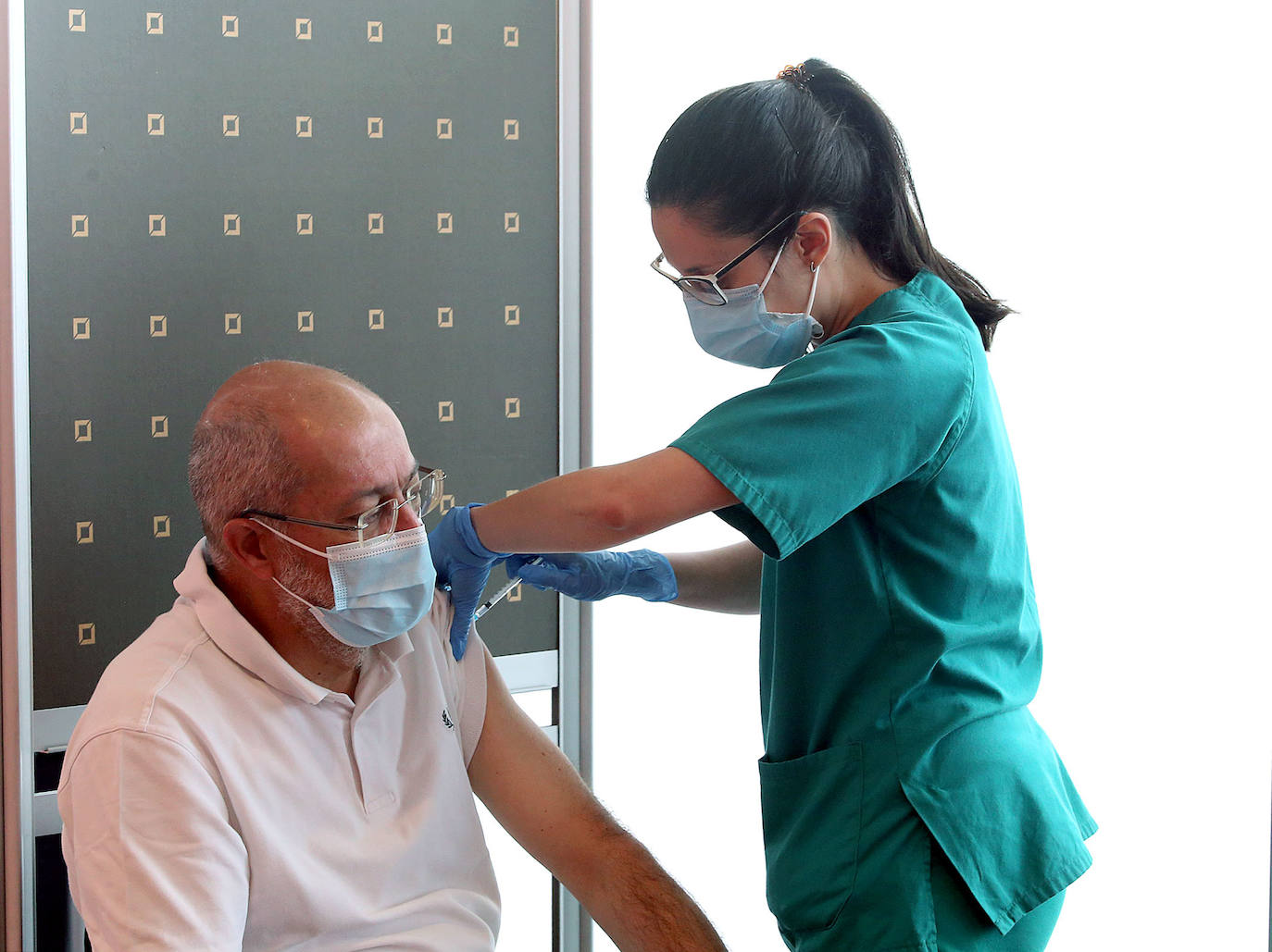 Francisco Igea, durante su vacunación en el Centro Miguel Delibes de Valladolid. 