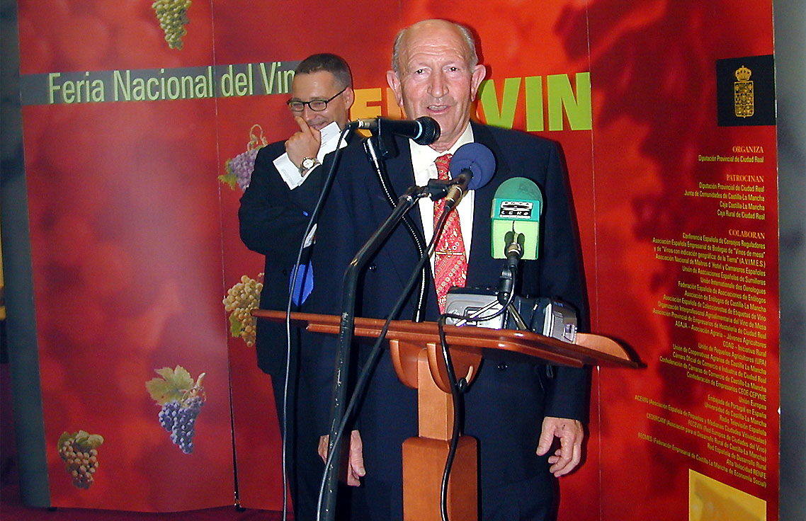 Alejandro Fernández, distinguido con el galardón Una vida dedicada al vino en la Feria Fenavin en 2001. 