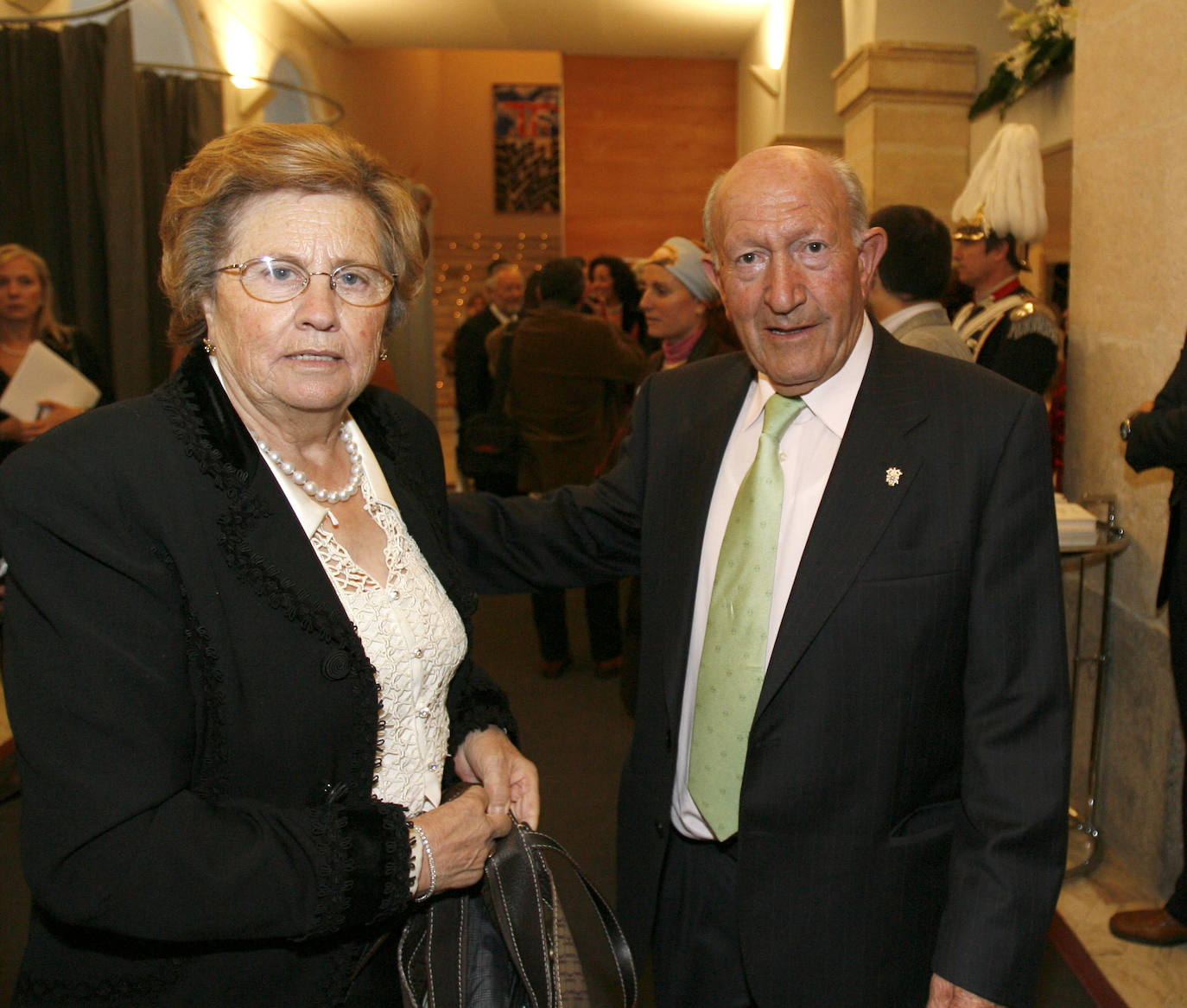 Emilia Rivera y Alejandro Fernández, presidente de las bodegas Tinto Pesquera, antes del concierto del 150 aniversario de El Norte de Castilla en el Teatro Calderón en 2006.