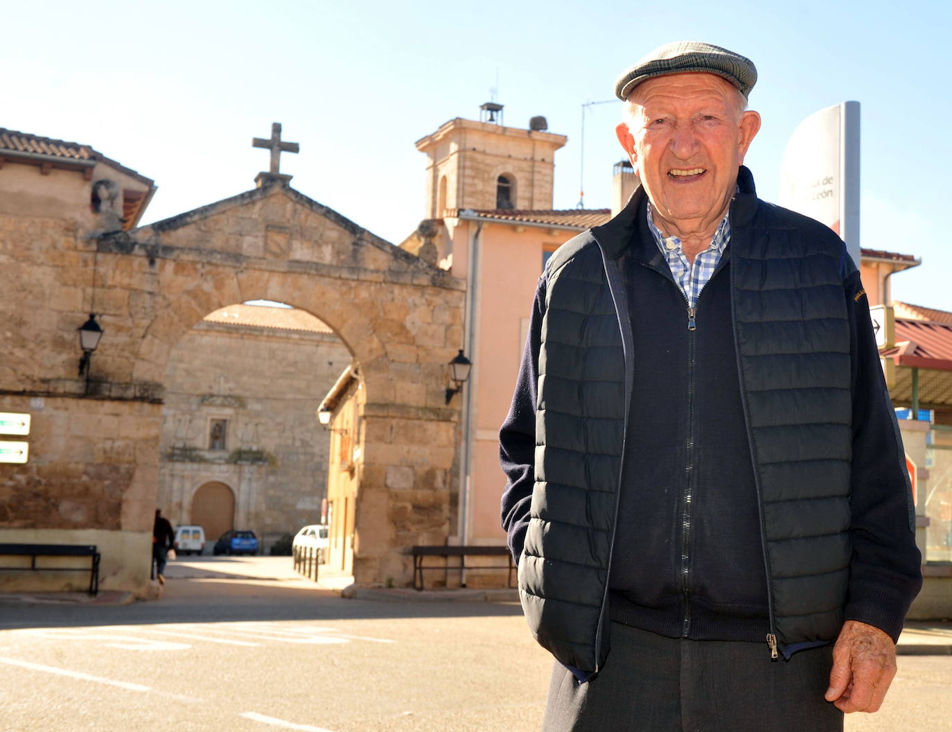 El bodeguero Alejandro Fernández, ante el arco de Pesquera que le inspiró la marca.