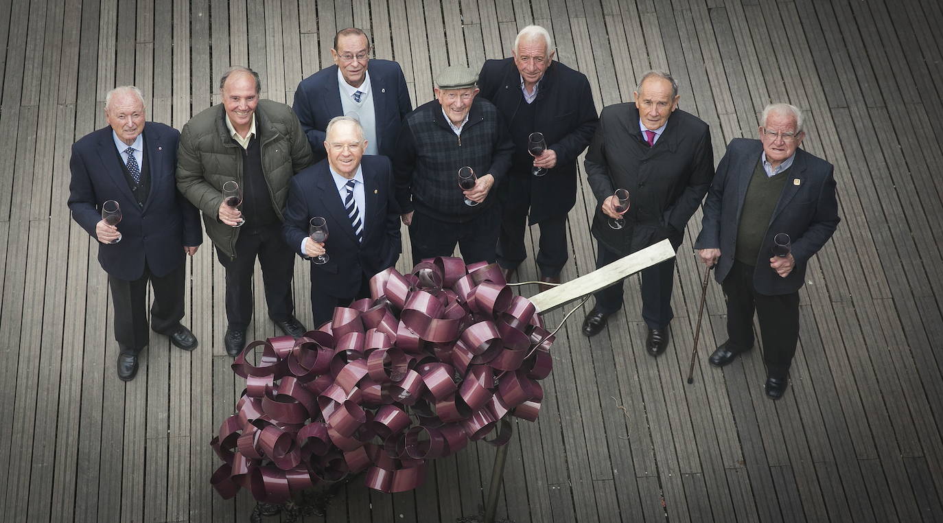 Benjamín Pérez Pascuas, de Bodega Hermanos Pérez Pascuas; José Luis Villar, de Bodegas Frutos Villar; Jesús Yllera, Fundador del Grupo Yllera; Luis Sanz Busto, de la Dehesa de los Canónigos; Alejandro Fernández, del Grupo Pesquera; Félix Peñalba, de Finca Torremilanos; Edmundo Bayón - presidente del consejo de administración de Protos; e Ismael Arroyo Bodegas Ismael Arroyo.