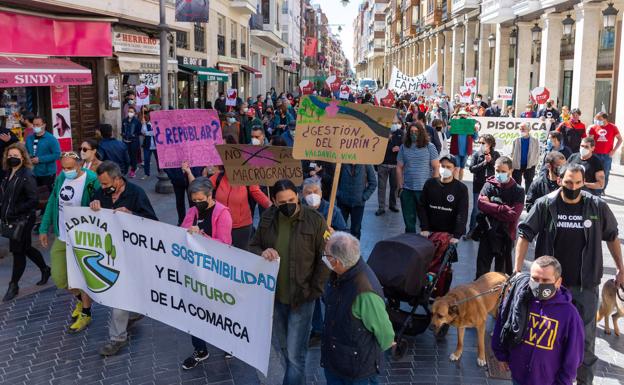 Manifestación por la Calle Mayor de las plataformas, esta mañana. 