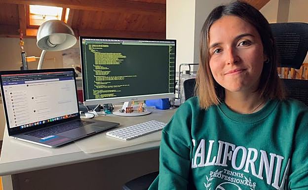 Andrea Colina, en su puesto de teletrabajo en casa. 