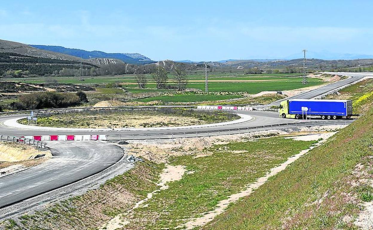 Rotonda de la autovía A-73 cercana a Respenda de Aguilar, en la provincia de Palencia.