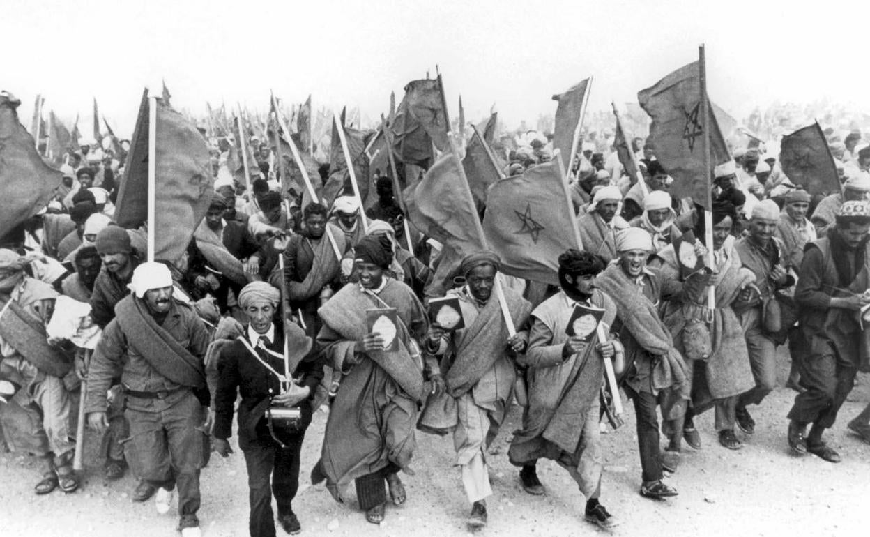 Participantes en la Marcha Verde promovida por Marruecos en 1975 sobre el Sahara. 