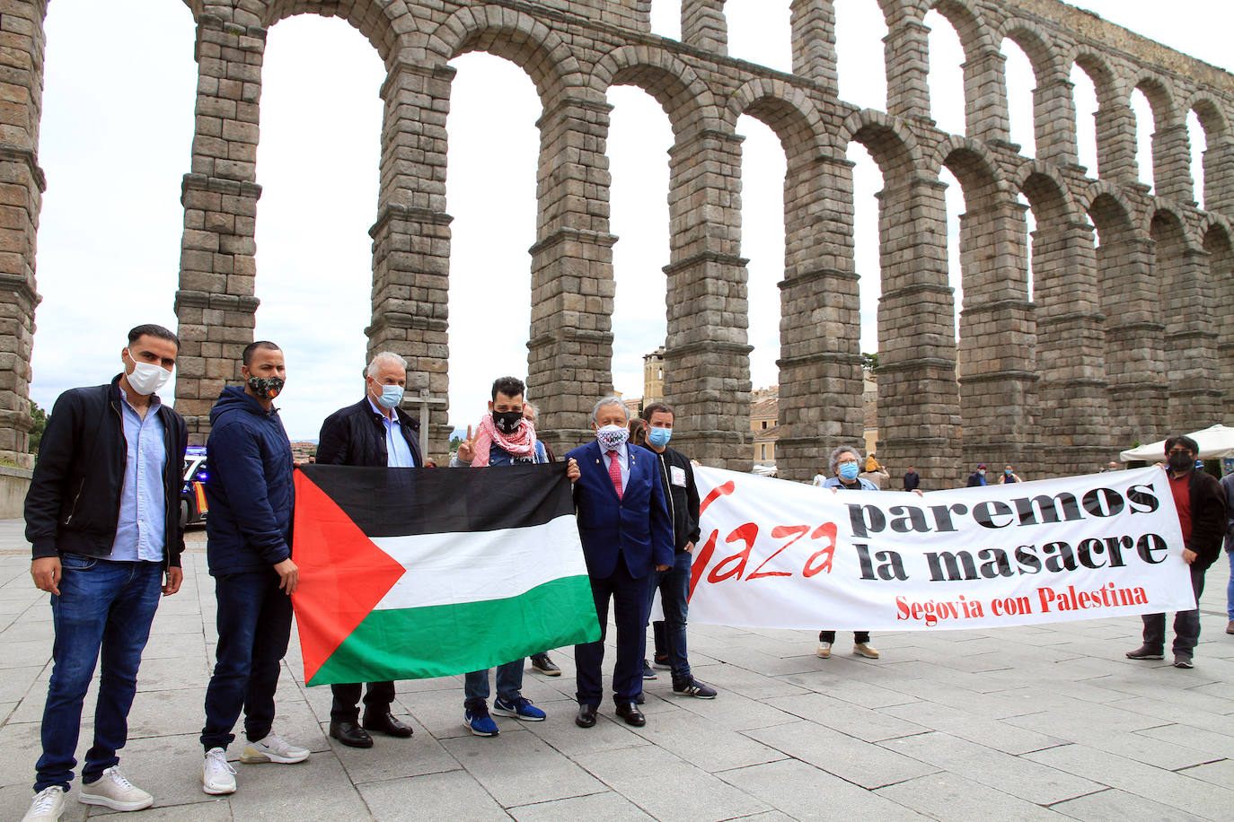 El embajador de Palestina en España, durante la concentración en la plaza del Azoguejo este sábado.